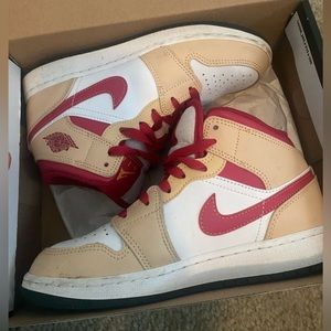 Air Jordan 1 mid light curry white